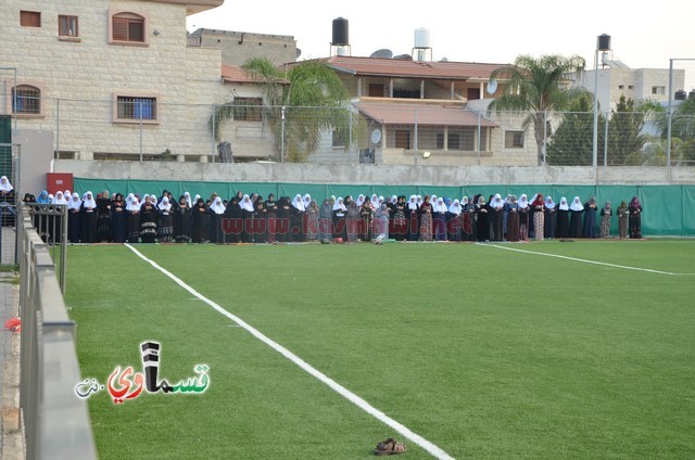 فيديو : المئات يؤدون صلاة عيد الأضحى والرئيس عادل بدير والأهالي يتصافحون ويهنئون ويعم السرور كل الحضور